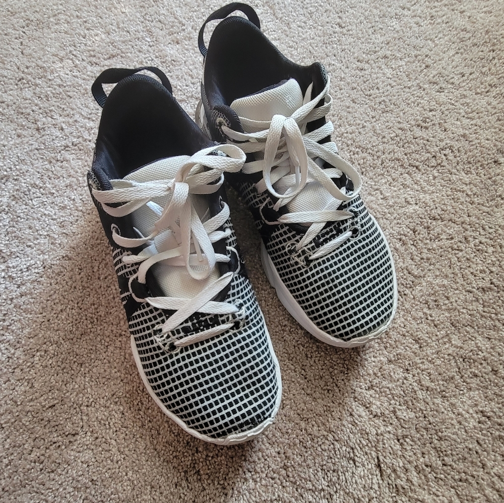 Basketball Shoes LeBron Witness size 8 black and white